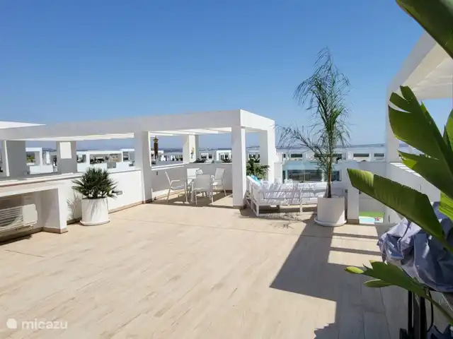 Laguna Beach Resort Torrevieja | Espagne, Costa Blanca, Torrevieja - penthouse Terrasse sur le toit avec vue sur la lagune de sel de Torrevieja