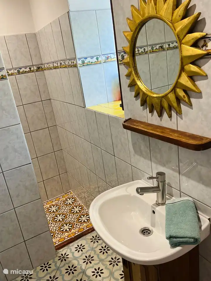 Badezimmer mit ebenerdiger Dusche und WC