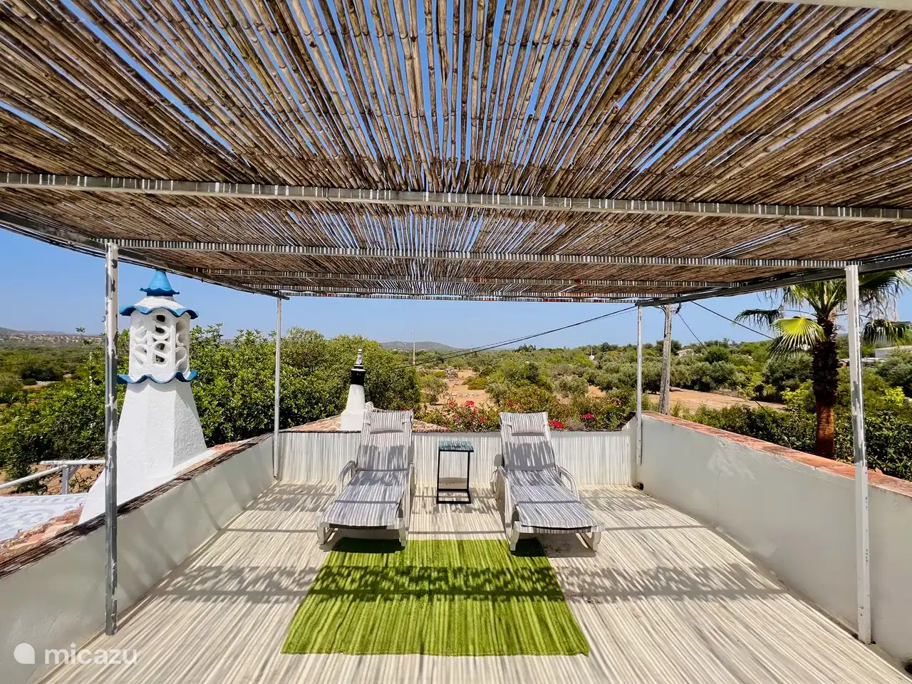 Private Dachterrasse mit Schatten, Sonnenliegen und Stühlen, schöne Aussicht rundherum