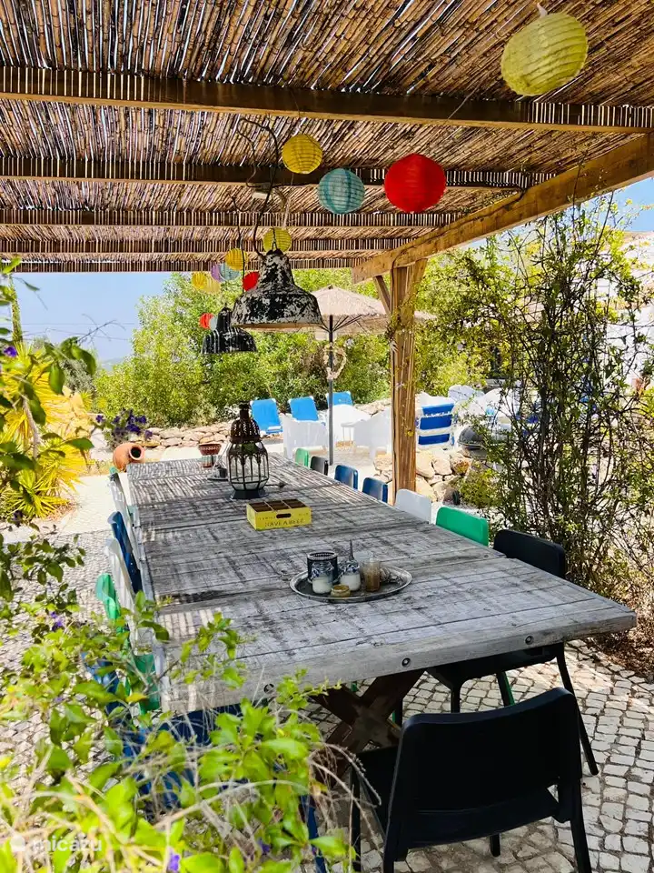 Hintere Terrasse für alle Gäste mit Swimmingpool und großem Grillplatz
