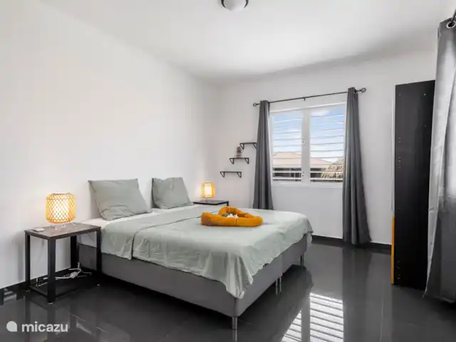 Villa Celebra Bida*Beveiligd Resort* huren in Curaçao, Banda Abou (west), Fontein - villa master bedroom met en-suite badkamer