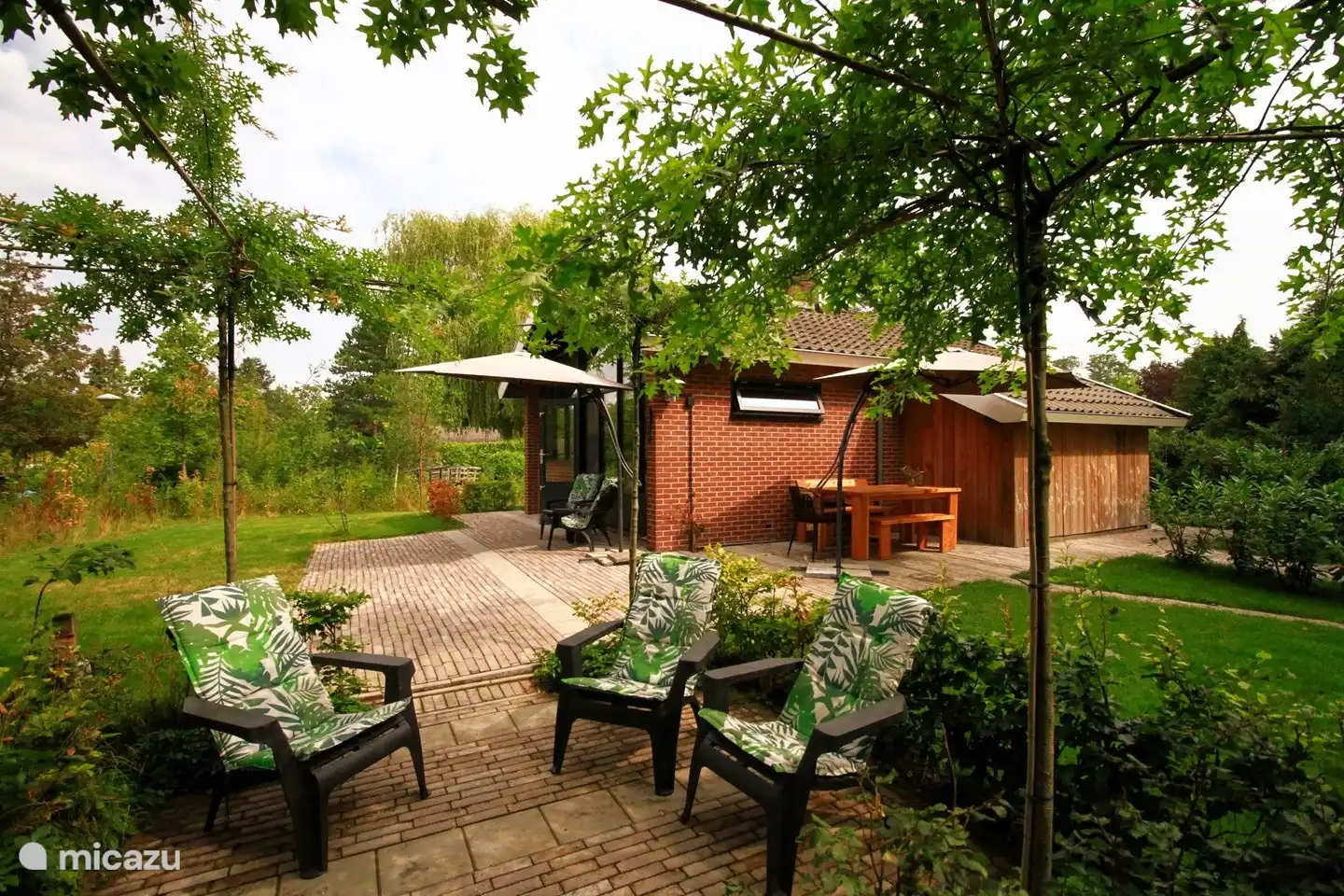 Schön unter den Mooreiche zu sitzen. So nett.