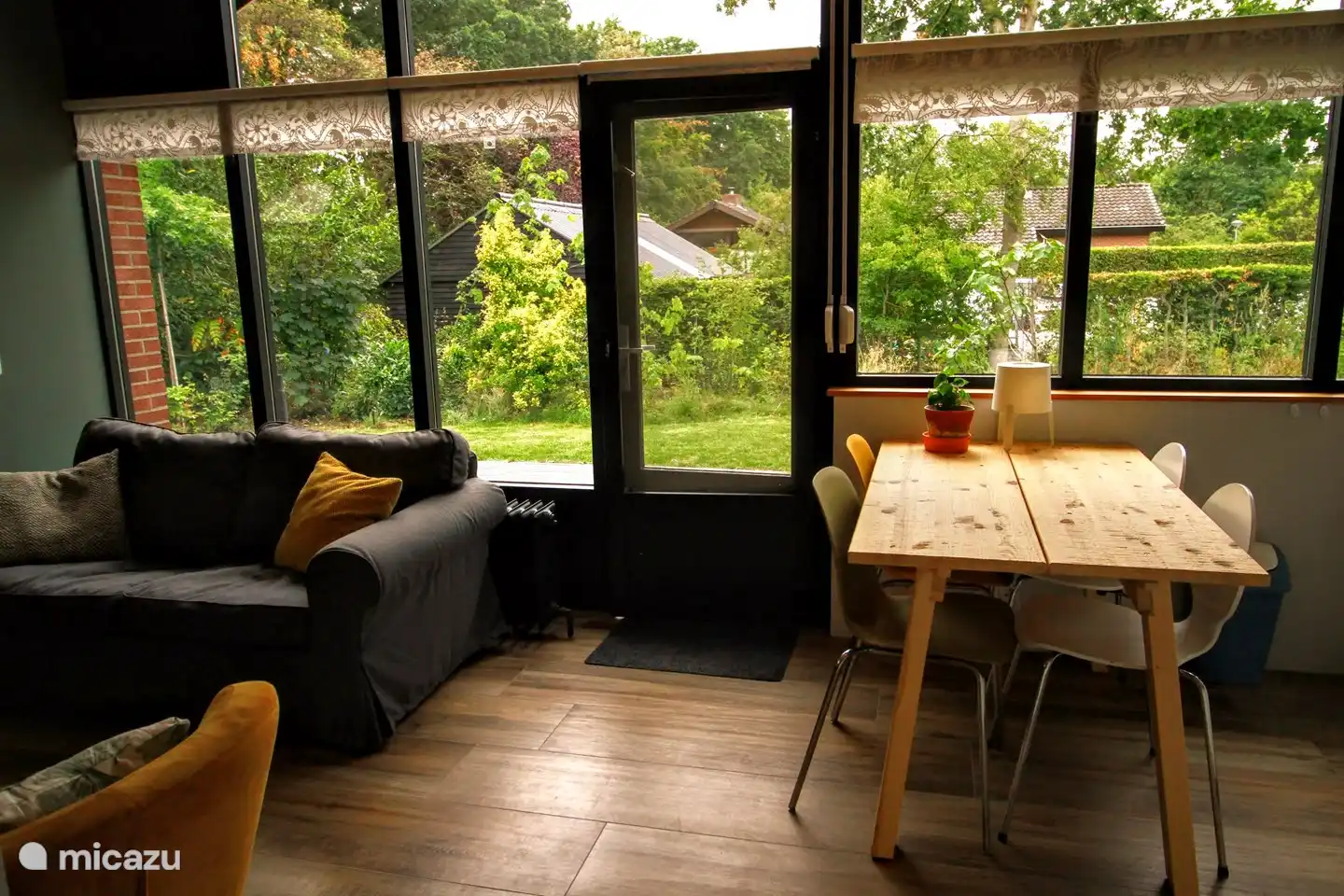 Sag es einfach. Frühstücken Sie am Tisch oder gehen Sie nach draußen? Es gibt überall die gleiche grüne Umgebung. Fangen wir mit einem Nespresso an?