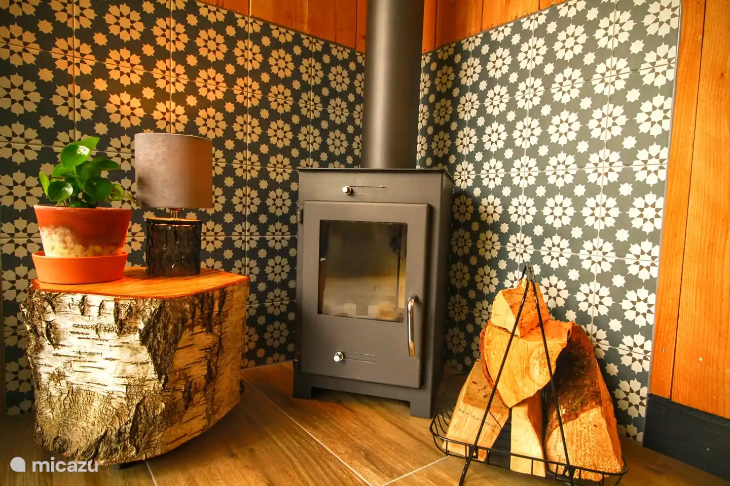 Genügend Platz, um den Tag angenehm ausklingen zu lassen. Wir stellen ein Holzpaket zur Verfügung, damit Sie den Ofen anzünden können.