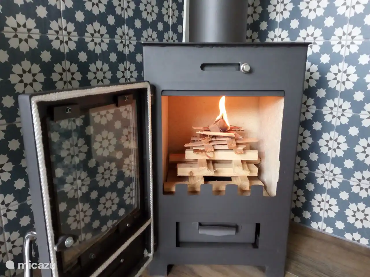 So zünden Sie den Ofen an. Die Schweizer Methode. Funktioniert super. Holzstücke stapeln, Blocken drauf und brennen ....