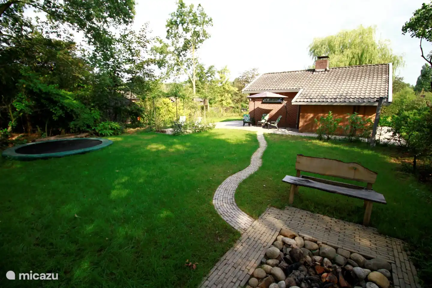 Dieser geräumige Garten bietet viel Privatsphäre. Was für ein Raum. Ein grüner Garten mit genügend Schatten, aber auch genügend Platz, um die Sonne einzufangen.
