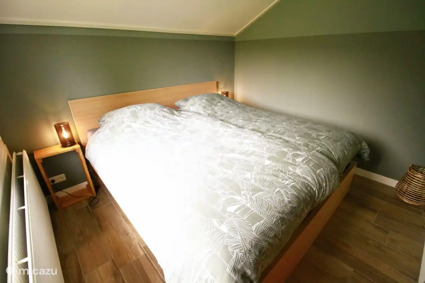 Dieses Schlafzimmer im Obergeschoss hat viel Spaß. Lichter an. Wie atmosphärisch ist das?