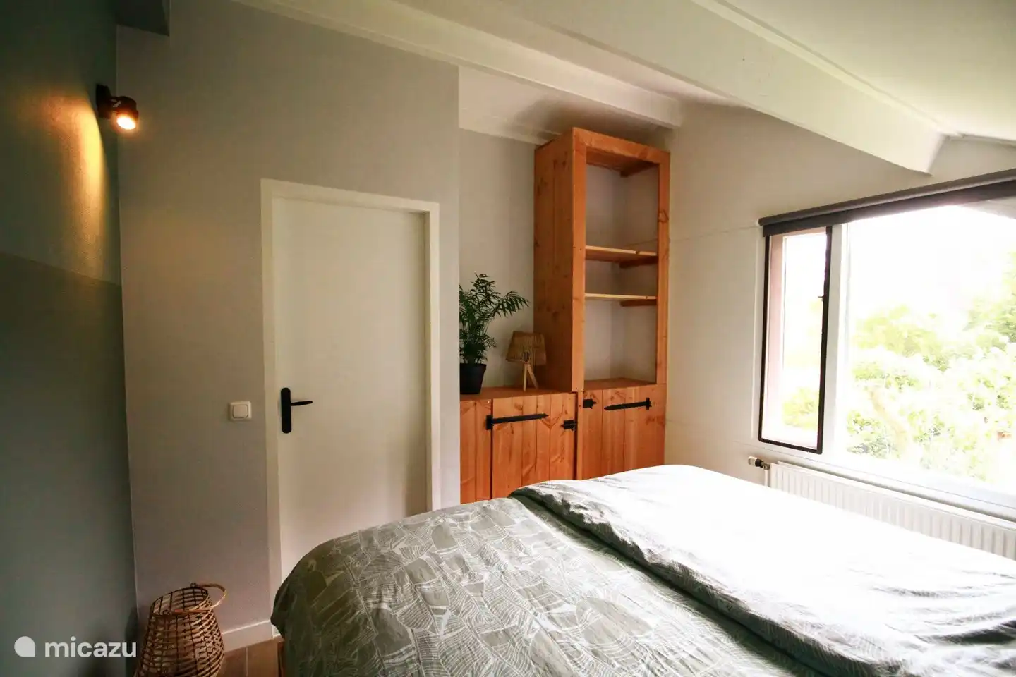 Dies ist das Schlafzimmer im Obergeschoss. Ein fantastischer Ort. Wachen Sie morgens auf, öffnen Sie die Verdunkelungsvorhänge und blicken Sie von Ihrem Bett aus auf das ganze Grün. Wer bekommt den Kaffee?