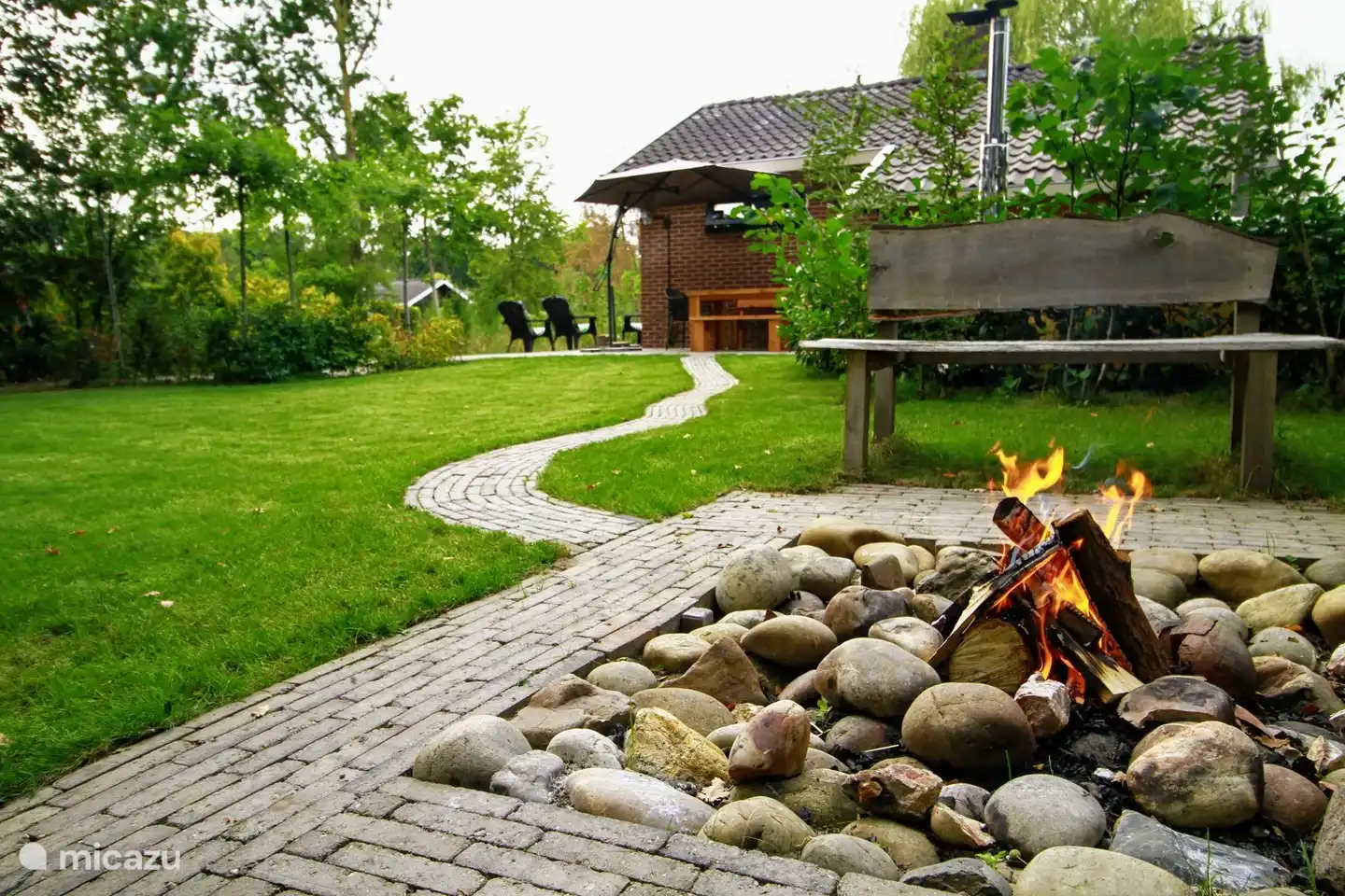 Schön am Feuer sitzen. Mehr als 700 m2 gehören Ihnen