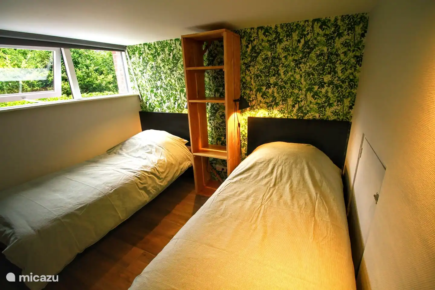 Ein fantastischer Raum mit Fußbodenheizung. Im Winter herrlich warm. Im Sommer ist dies ein schöner kühler Raum. Und wie lustig ... du schaust so in den Garten.