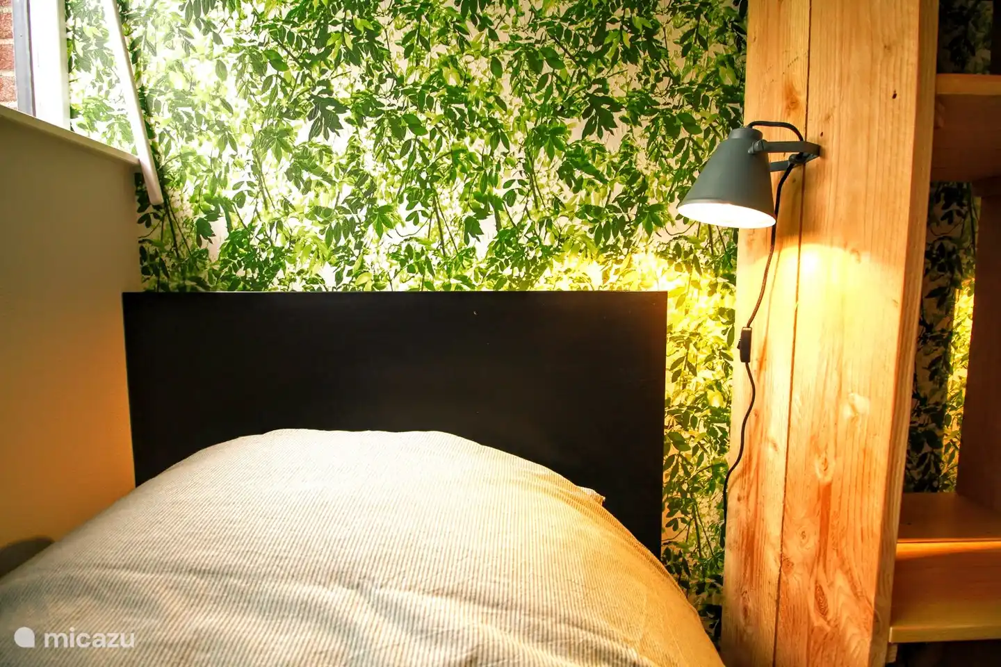 Jedes Bett hat ein schönes Leselicht und die Möglichkeit, Ihr Telefon aufzuladen.