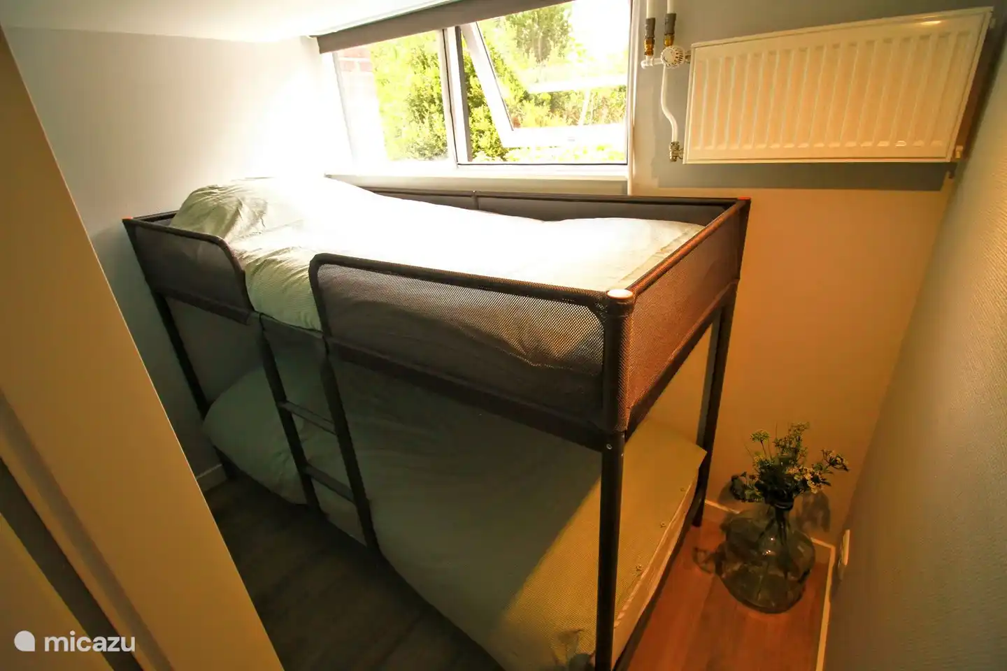 Ein stabiles Etagenbett mit guten Matratzen bietet Platz für 2 zusätzliche Personen.