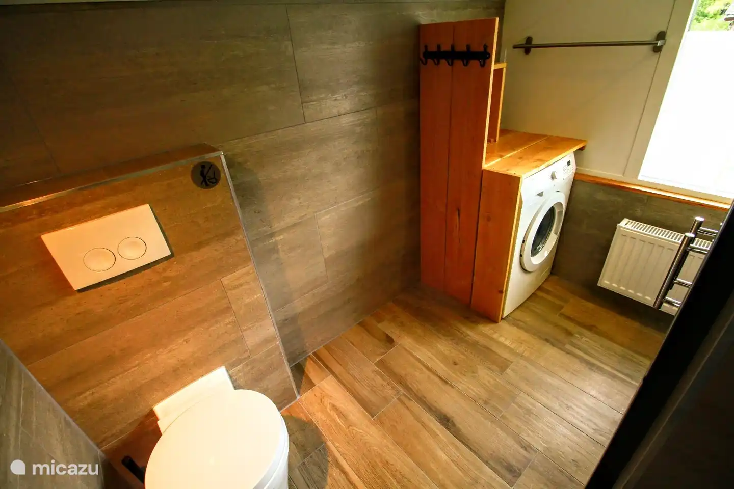 Ein schönes Badezimmer. Moderne Toilette. Und Sie können die Waschmaschine benutzen. Aber denk an deinen Frieden ... es ist Urlaub!