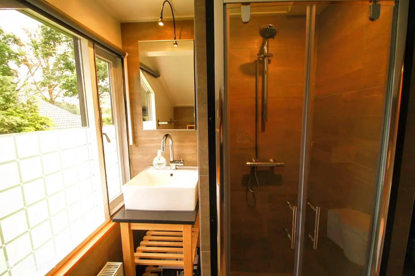 Diese Dusche ist unglaublich. Schön auf Temperatur einzustellen. Eine zentrale Abgasanlage ist vorhanden. Türen schließen und einfach genießen.