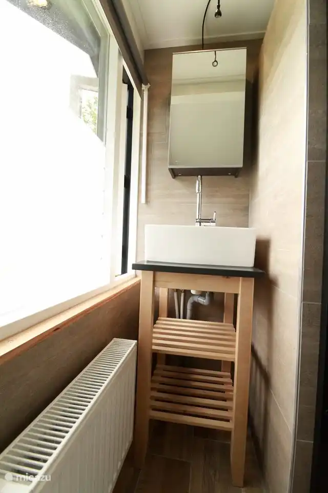 Sogar an eine Steckdose wurde gedacht. Hinter dem Spiegel im Schrank ... für Ihre Zahnbürste, Ihren Föhn oder Ihren Rasierer. Mach einfach das Licht an und du siehst wieder patentiert aus.