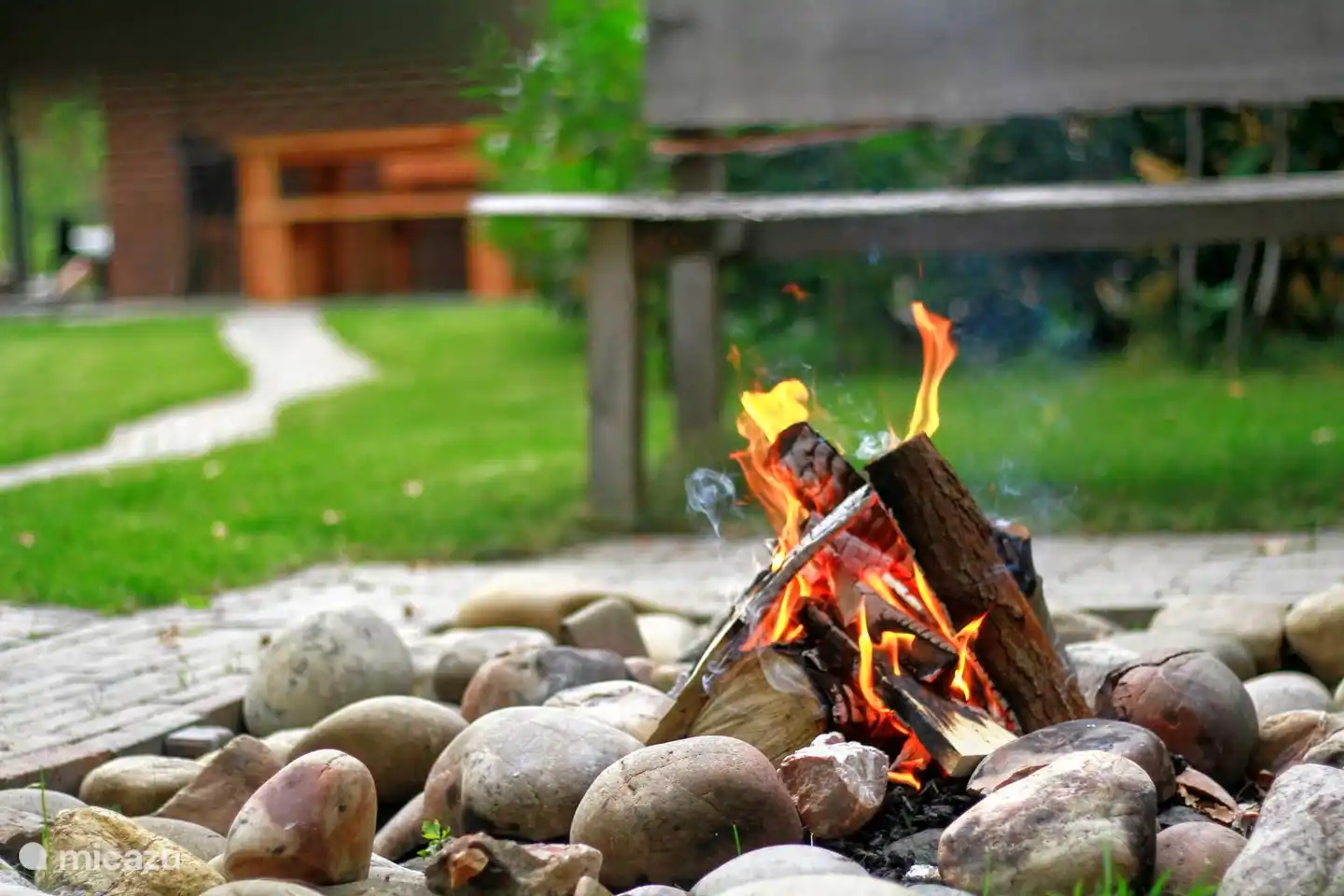 Ins Feuer starren, ein gutes Glas in der Hand. Holzklotz drauf ... Genießt das nicht? Das ist Urlaub. Wer macht das Feuer an?