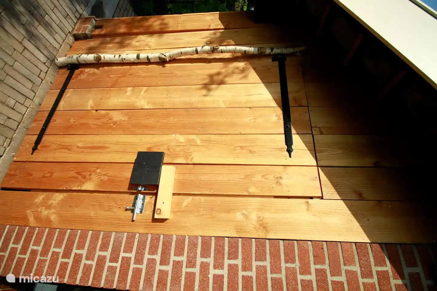 Dieser Schuppen ist eine sichere Festung für Ihre Fahrräder. Wir haben sogar einen Ladepunkt für die elektrischen gemacht.