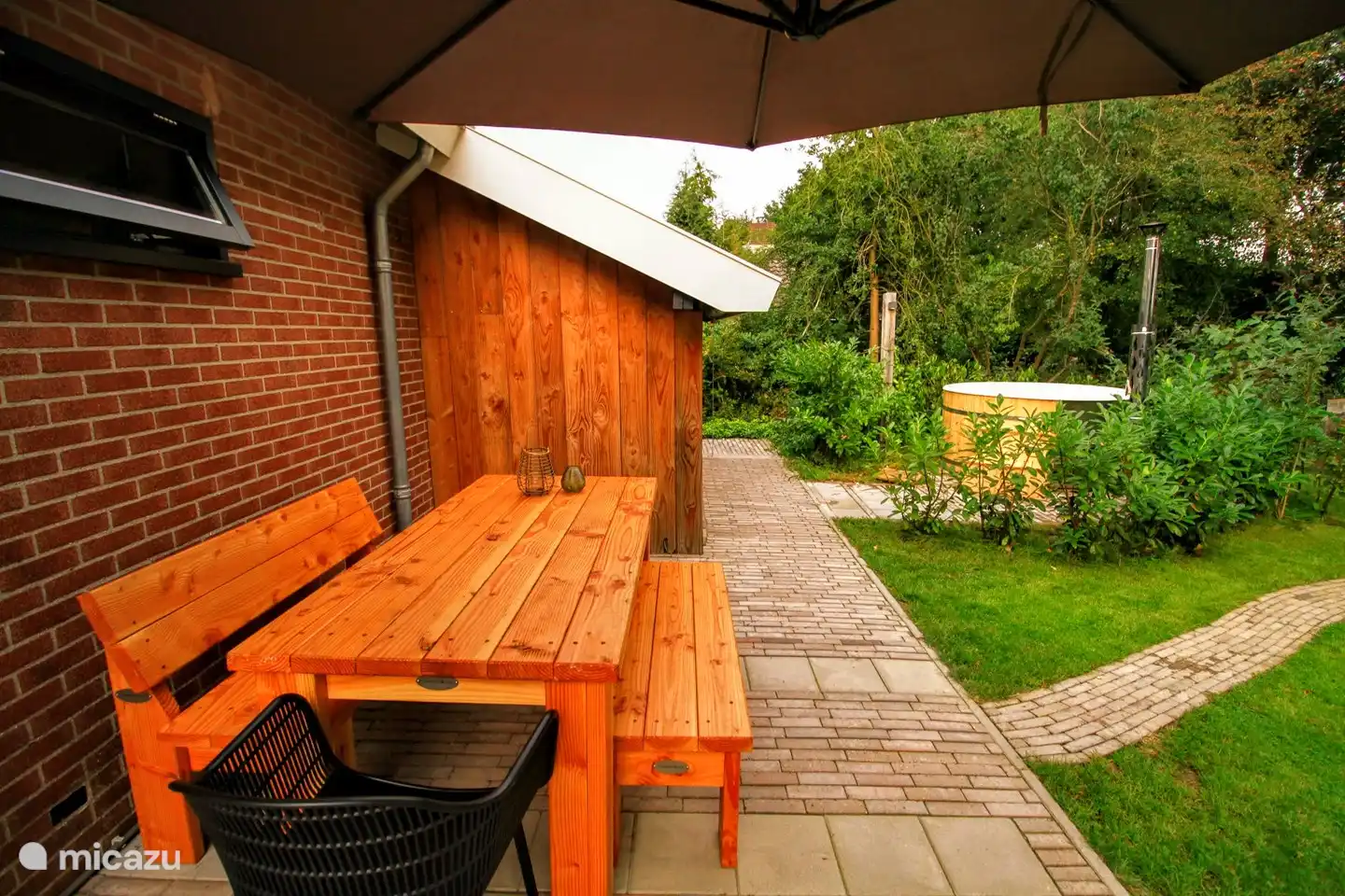Ein stabiler Tisch und schöne Bänke. Genießen Sie morgens eine Tasse Kaffee und blicken Sie auf den Garten (700 m2).