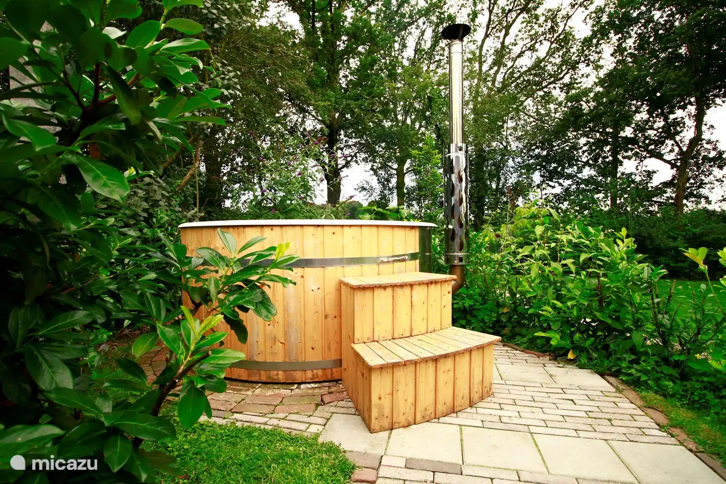 Schön eingeschlossen sitzen Sie hier im Whirlpool und starren auf die Achterhoek-Sterne.