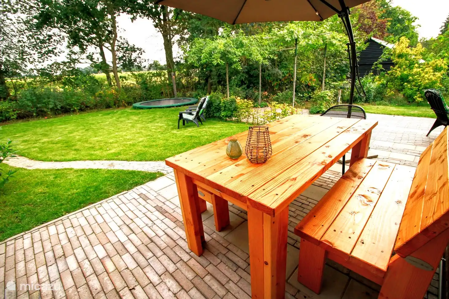 Wir haben überall Regenschirme für Sie aufgestellt.