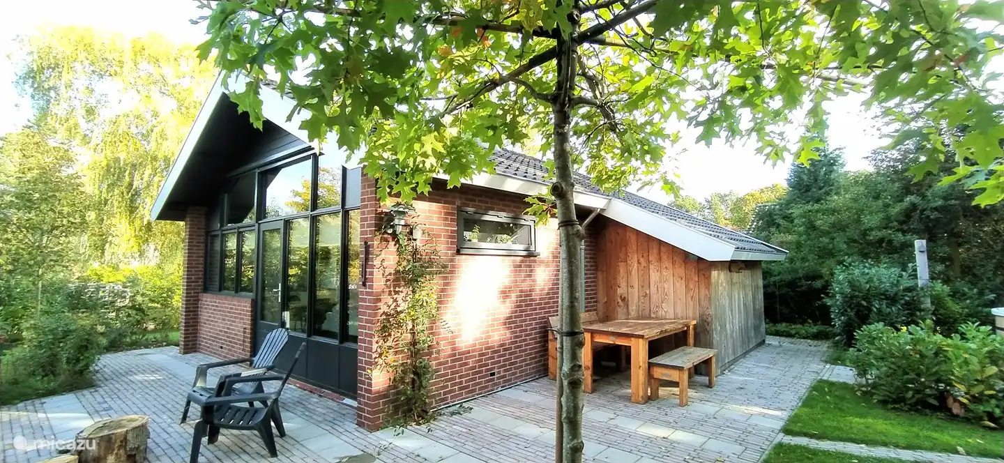 Also von der Tür auf die Terrasse. Bringen Sie Ihre Tasse Kaffee mit und entspannen Sie sich. Ach ja .... wunderbar heller Raum.