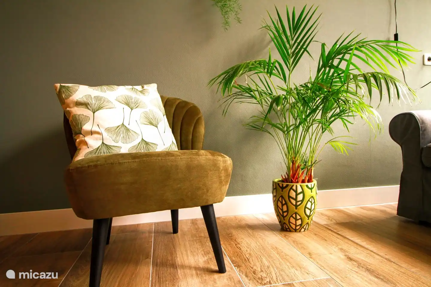 Schön zu hören. Schönes Wohnzimmer mit einem schönen Holzofen. Auch schön, dass Holzarbeiten und diese Fliesen. Es ist ein wundervoller Ort.