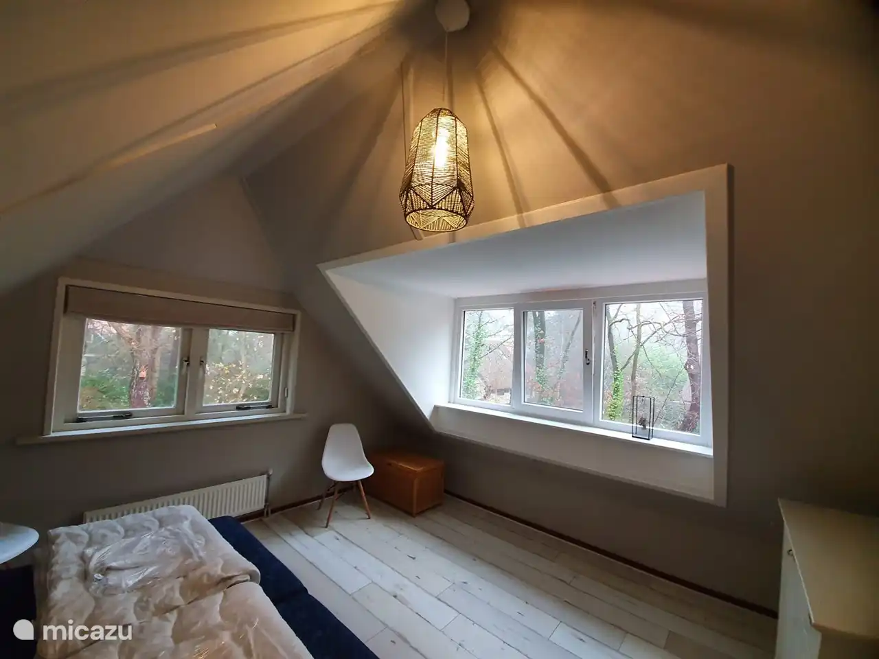 HIer zie je hoe ruim de ouderslaapkamer wordt met onze dakkapel met draaikiep raam en hor