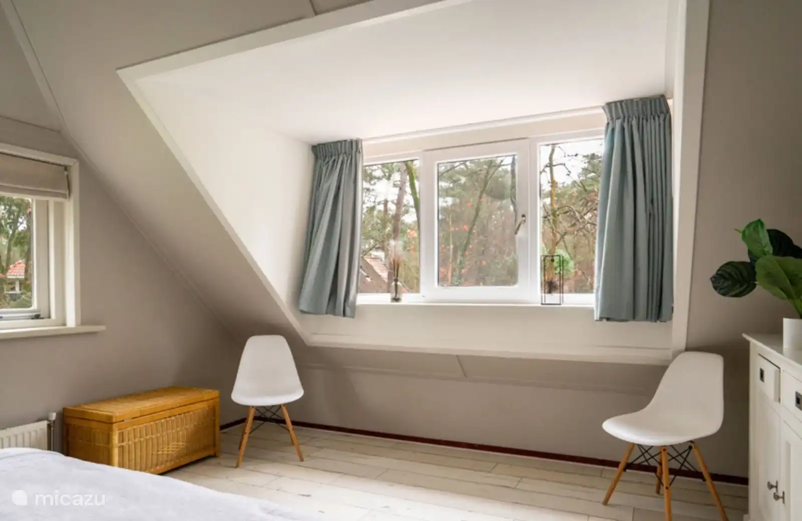 dakkapel met draaikiep raam en hor.