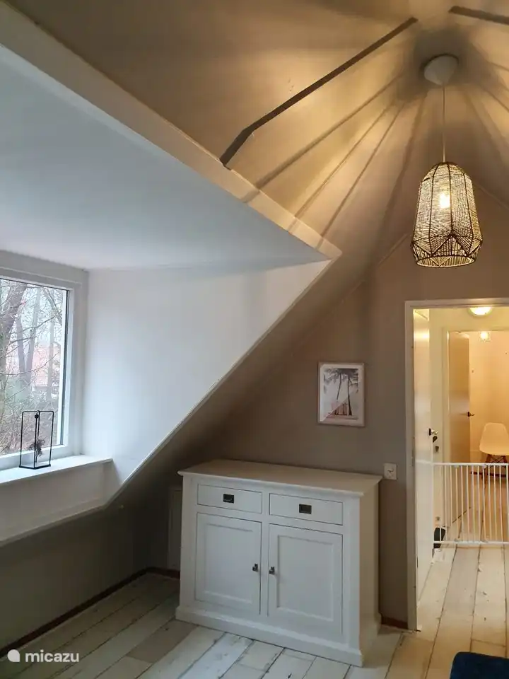 Er is een commode aanwezig op de ouderslaapkamer die natuurlijk ook gewoon als kast gebruikt kan worden