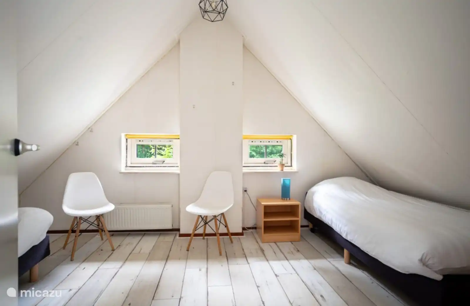 Tweede slaapkamer met 2 losstaande boxsprings. Ook deze kamer is opnieuw in de verf gezet (nieuwe foto volgt)