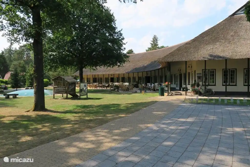 Het prachtige vernieuwde receptie gebouw met goed lopend restaurant (en snackbar) verwarmd zwembad en speeltuin voor de kinderen