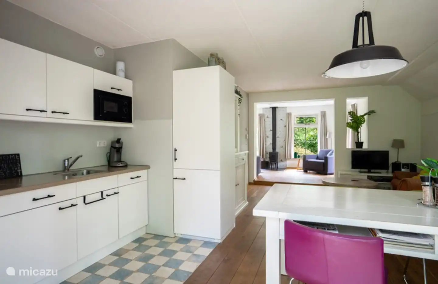 Onze keuken is verruimd door een extra grote maar zeer energie zuinige koelkast te plaatsen met ruime vriezer. Wij vinden het zelf heel fijn om niet afhankelijk te zijn van een mini koelkast!