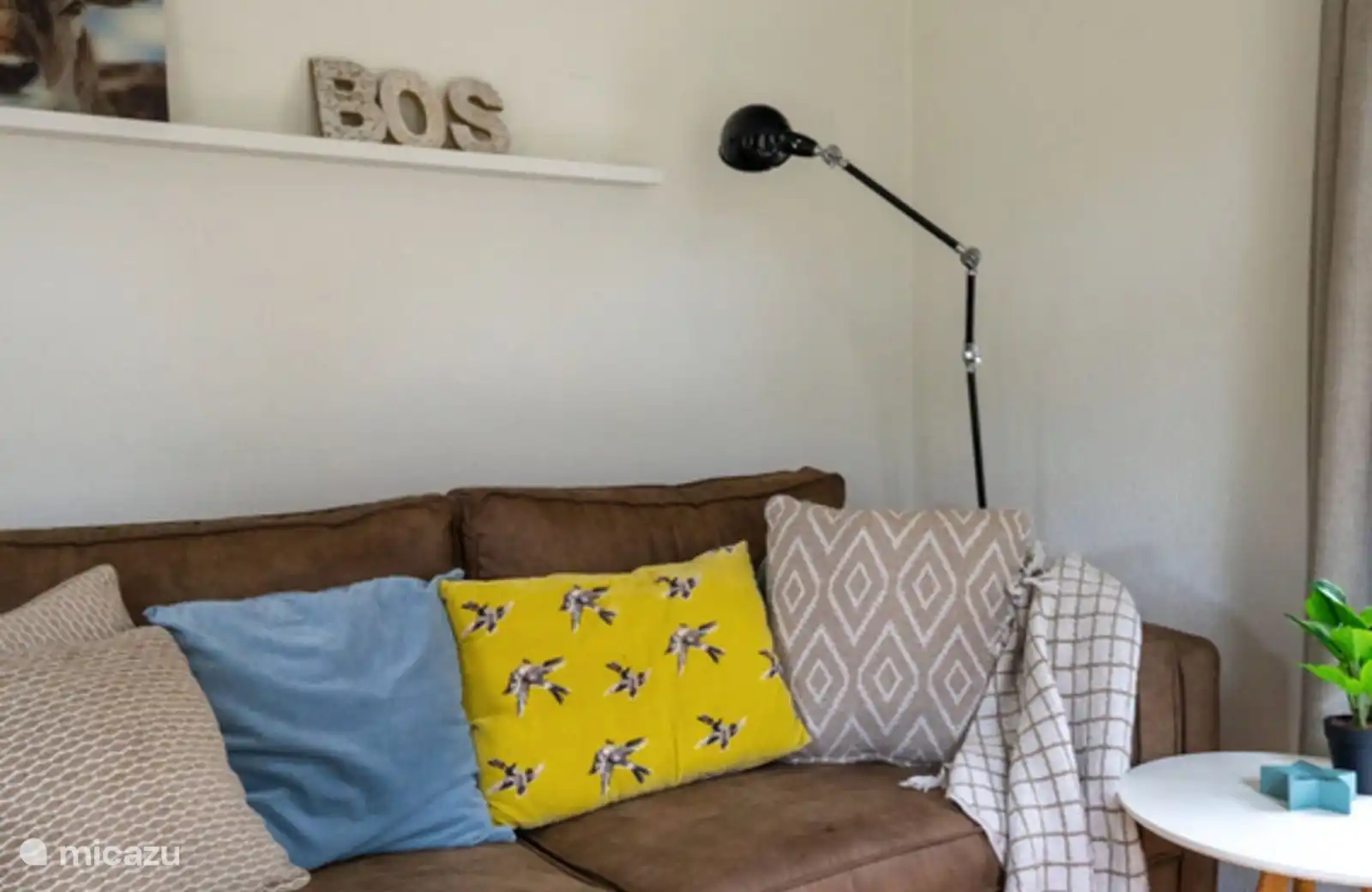 Een recent aangeschafte kwaliteit bank tegenover de houtkachel maakt de opkamer een heerlijk plek om tot rust te komen  