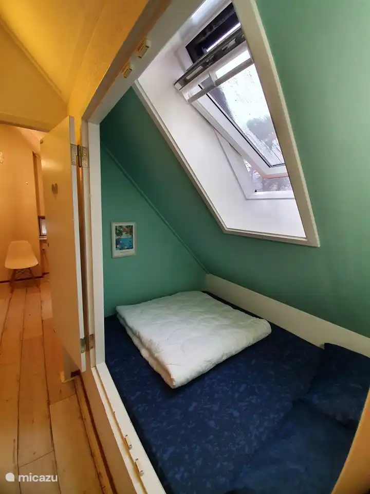 De bedstee heeft in 2023 een nieuwe matras gekregen en een nieuw dakraam en is een superleuke slaapplek voor kinderen!