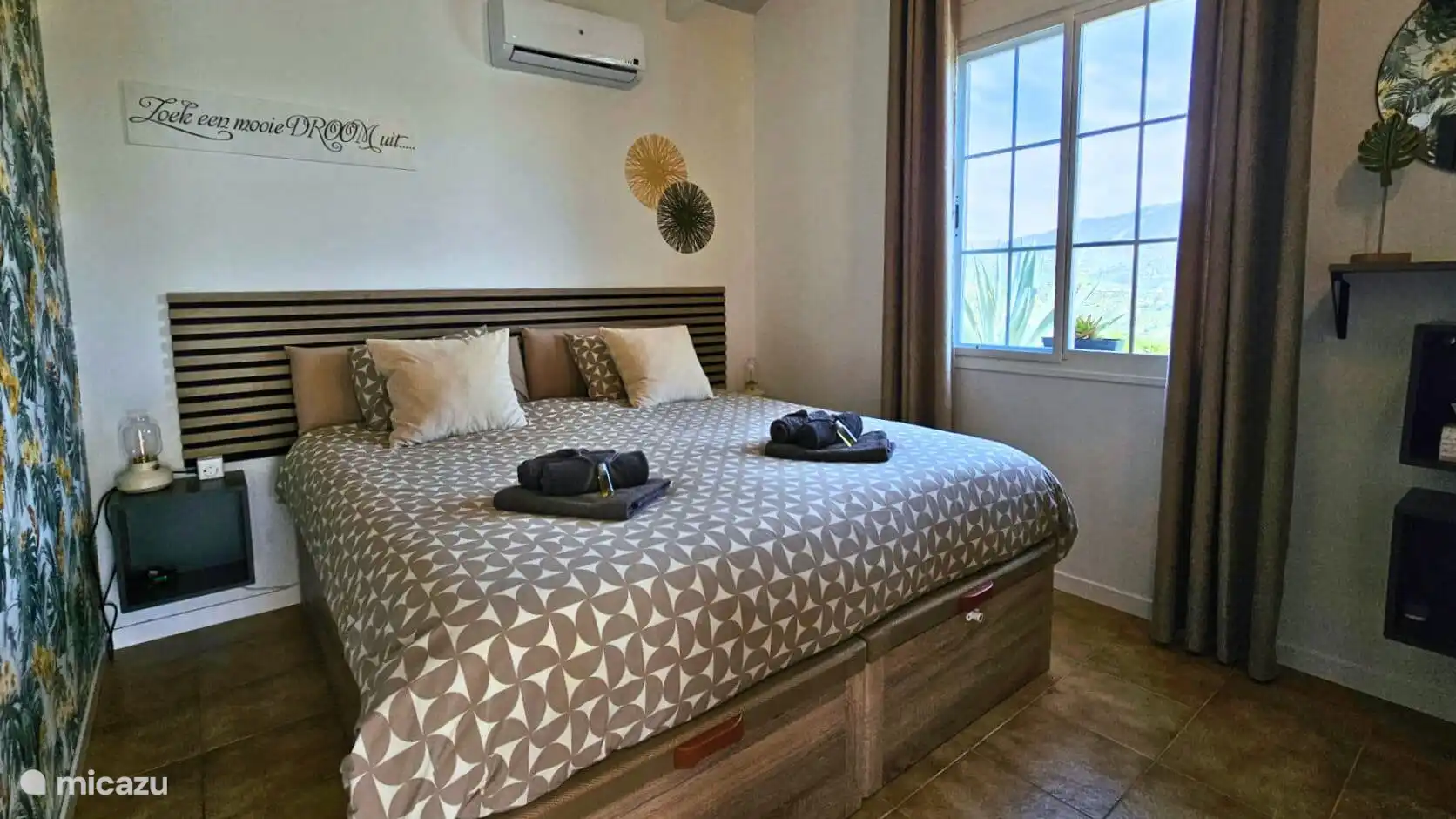 Bedroom with king-size bed and views of the highest mountain in Málaga