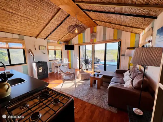 Cabane de glamping | Portugal, Algarve, Moncarapacho - glamping / tente safari / yourte Salon spacieux avec haut plafond