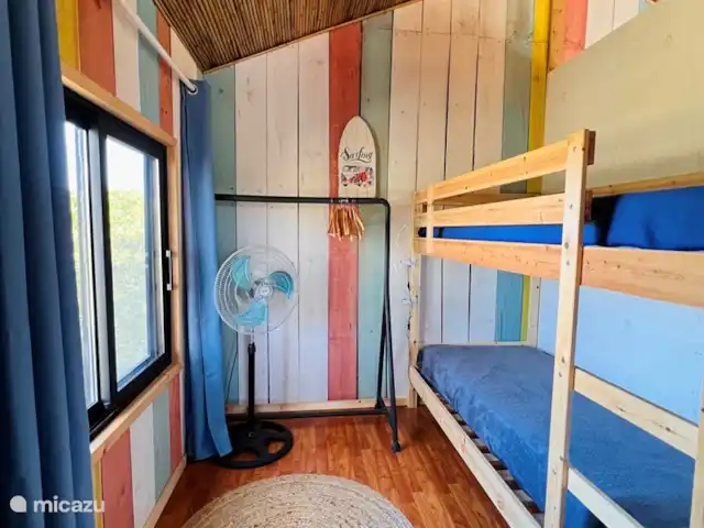 Cabane de glamping | Portugal, Algarve, Moncarapacho - glamping / tente safari / yourte La 2ème chambre dispose d’un lit superposé spacieux de 1 par 2 mètres de longueur de matelas. S’il y a 3 enfants, nous pouvons facilement ajouter un lit simple ou un lit bébé