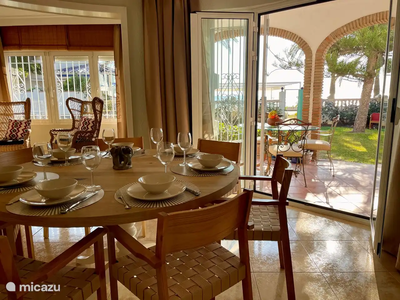 Le coin repas donnant sur le jardin