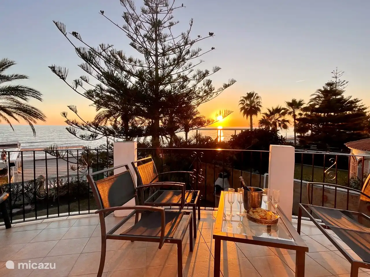 Coucher de soleil depuis la terrasse de la chambre de la tour