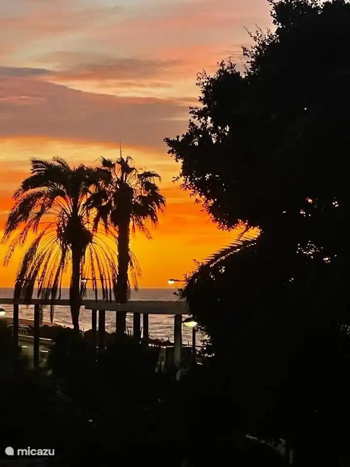 Magnifique coucher de soleil depuis la terrasse de la chambre de la tour