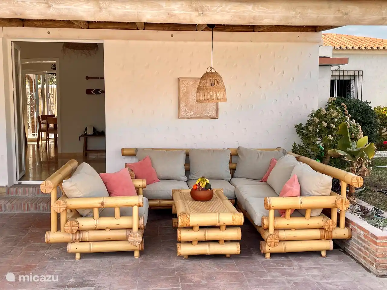 Détendez-vous avec un cocktail dans les fauteuils en bambou !