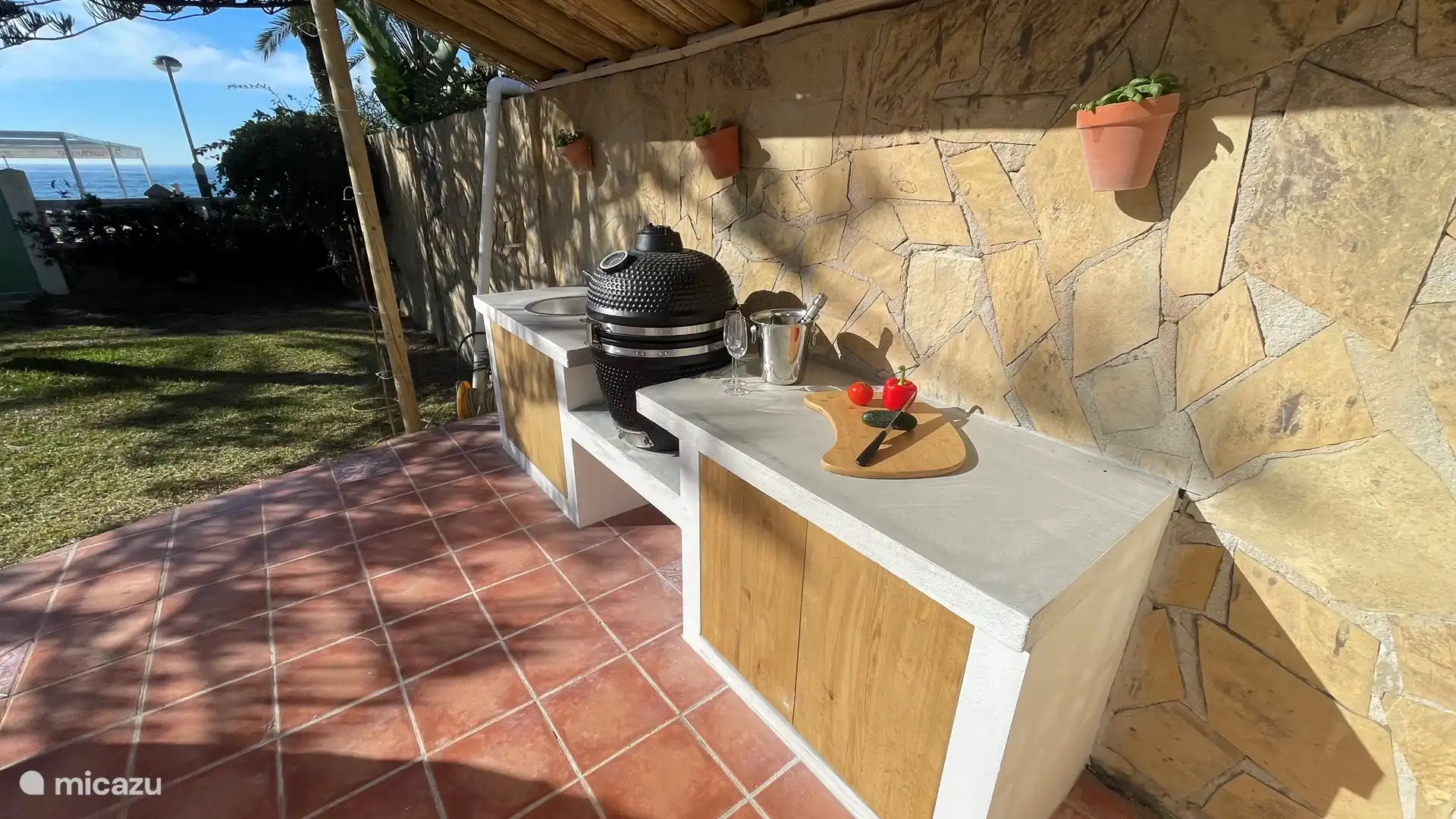 Cuisine extérieure avec barbecue Kamado