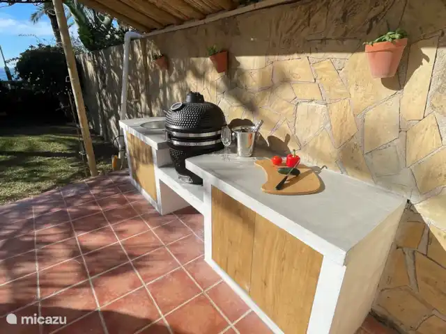 Maison de plage 'Tiempo Lento' | Espagne, Costa del Sol, Torrox-Costa - villa Cuisine extérieure avec barbecue Kamado