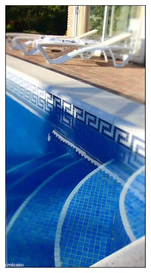 Breites gefliestes Treppenbecken