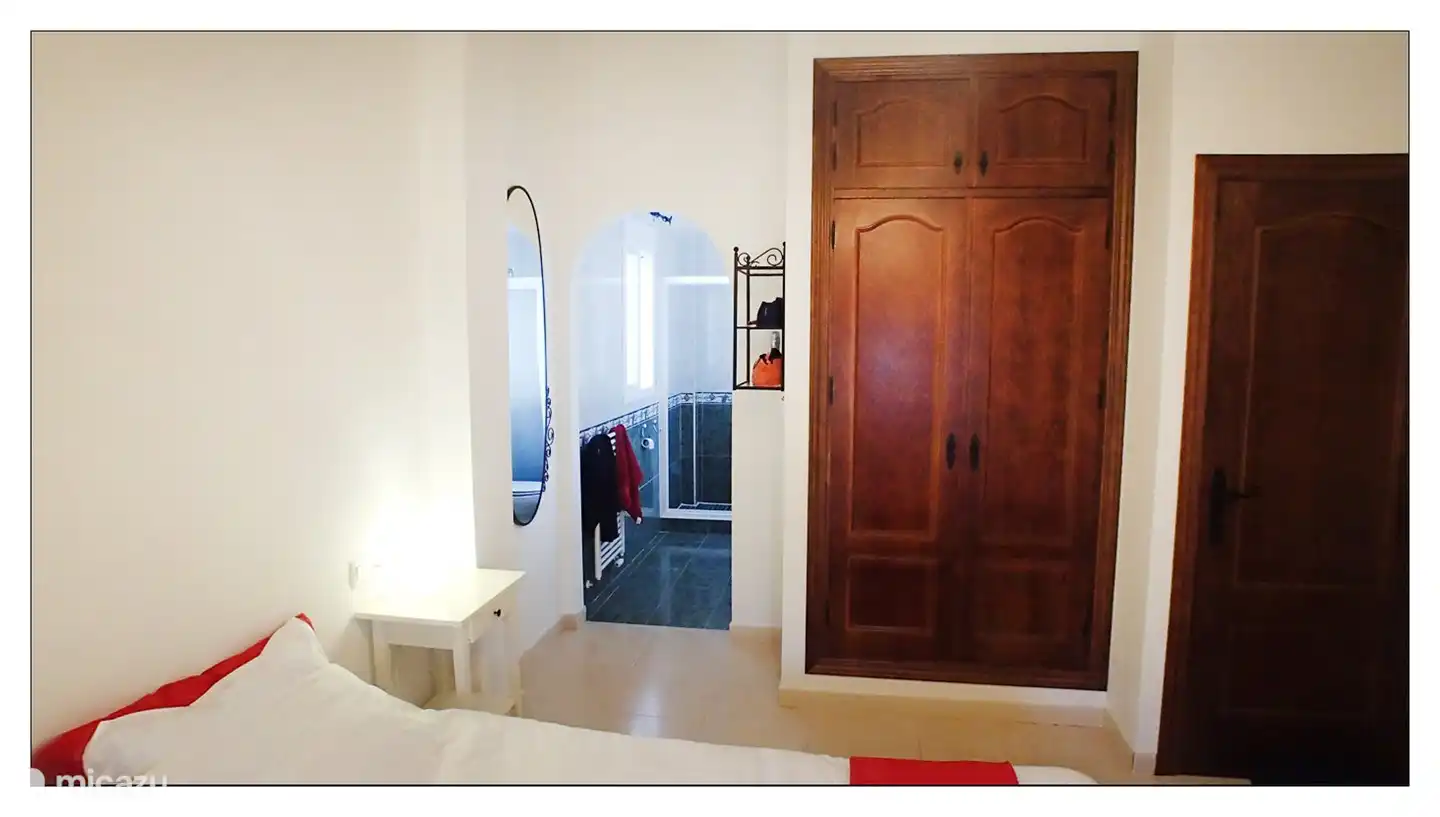 Ensuite-Badezimmer-Kleiderschrank b