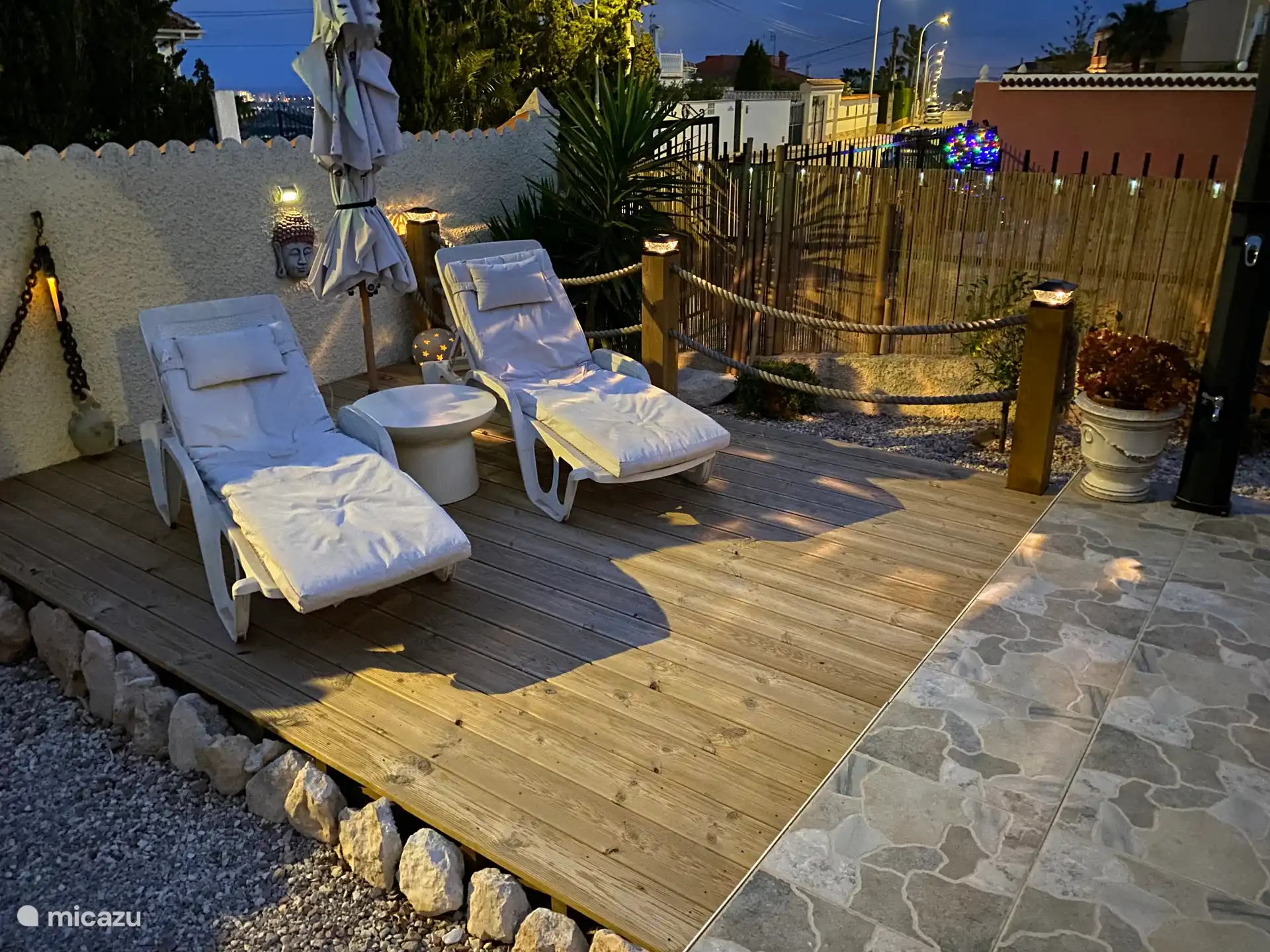 Sonnenbadterrasse bei Nacht