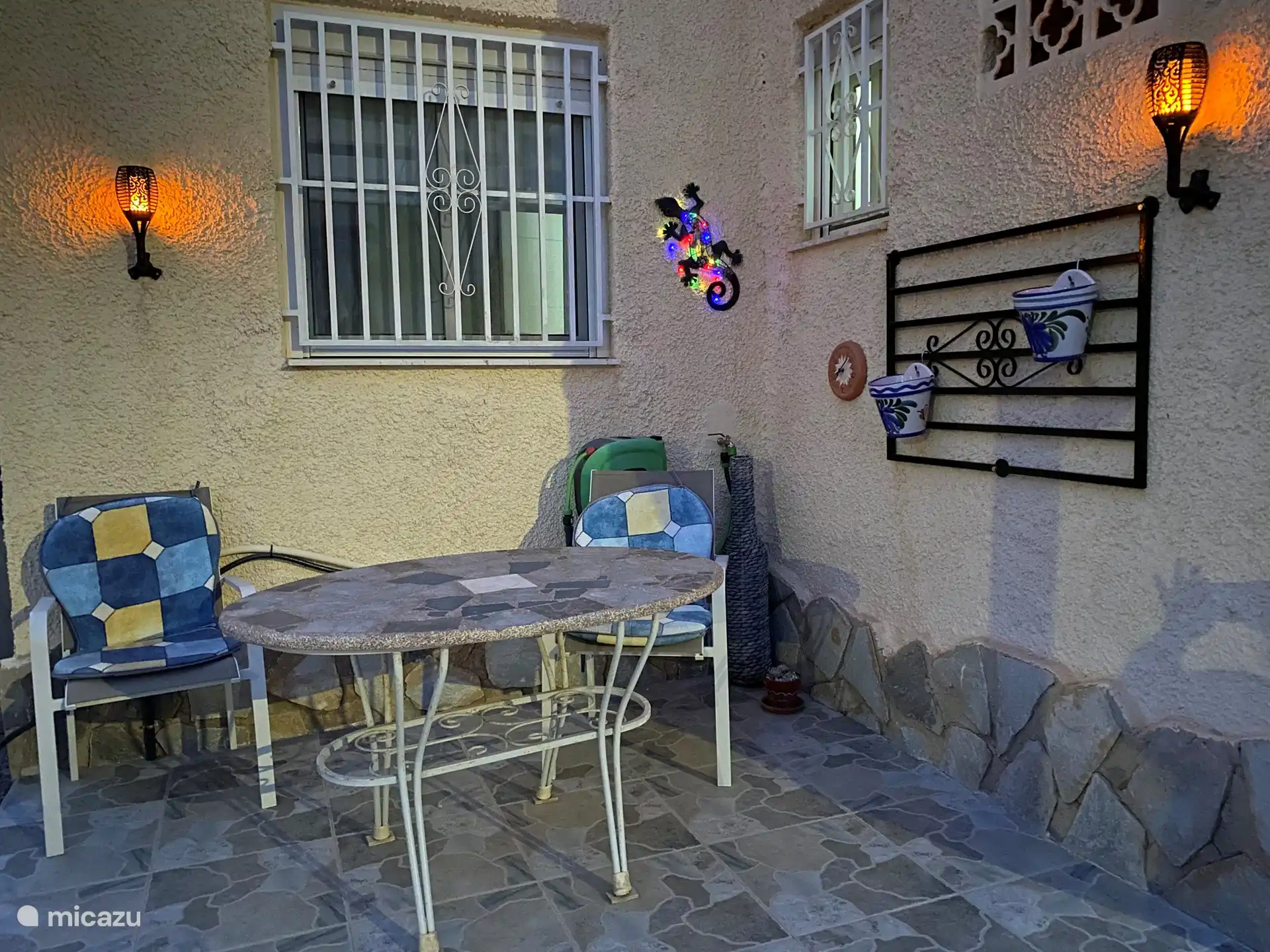 terras in onze voortuin bij avond