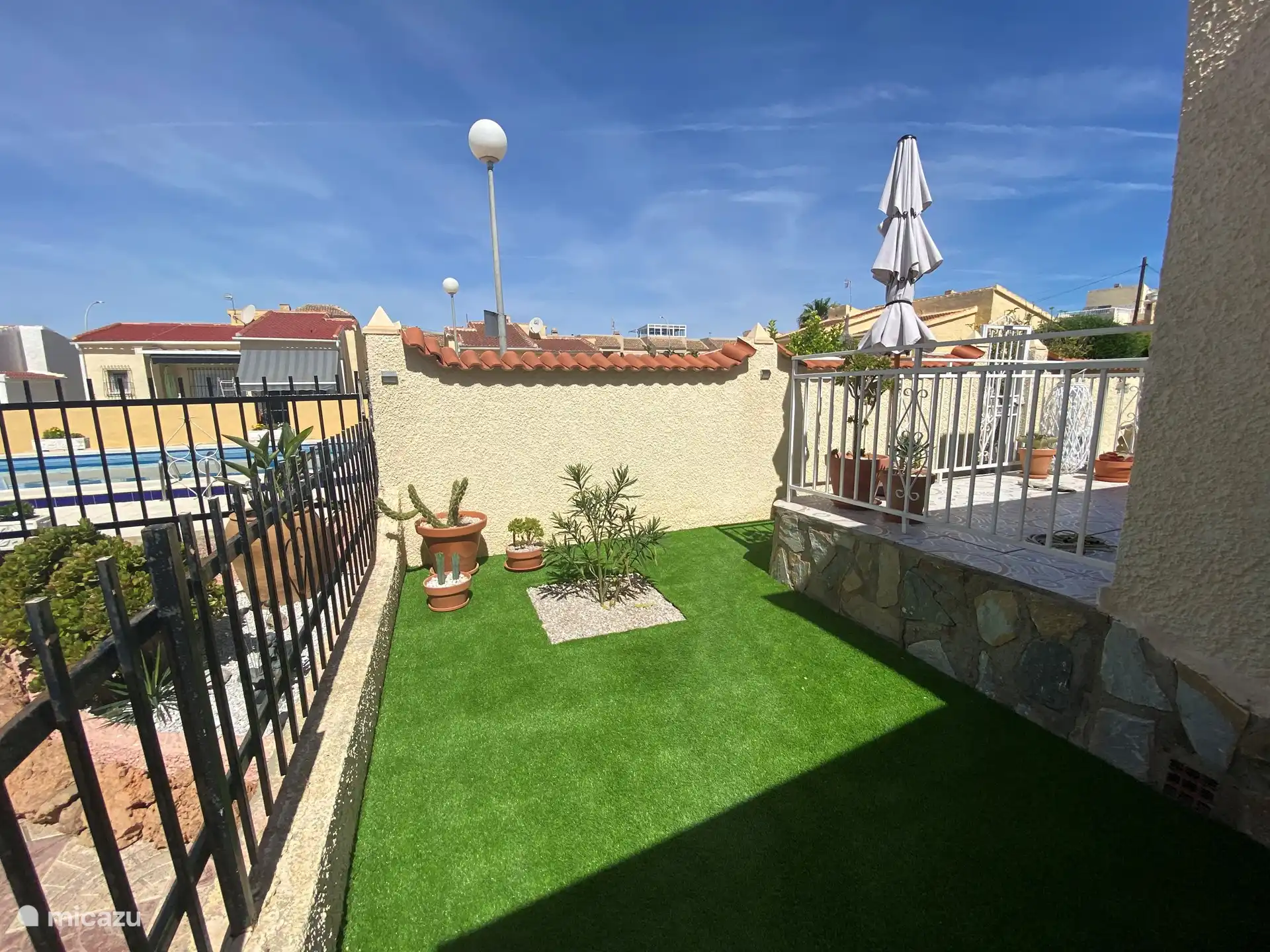 zijkant van ons tuintje