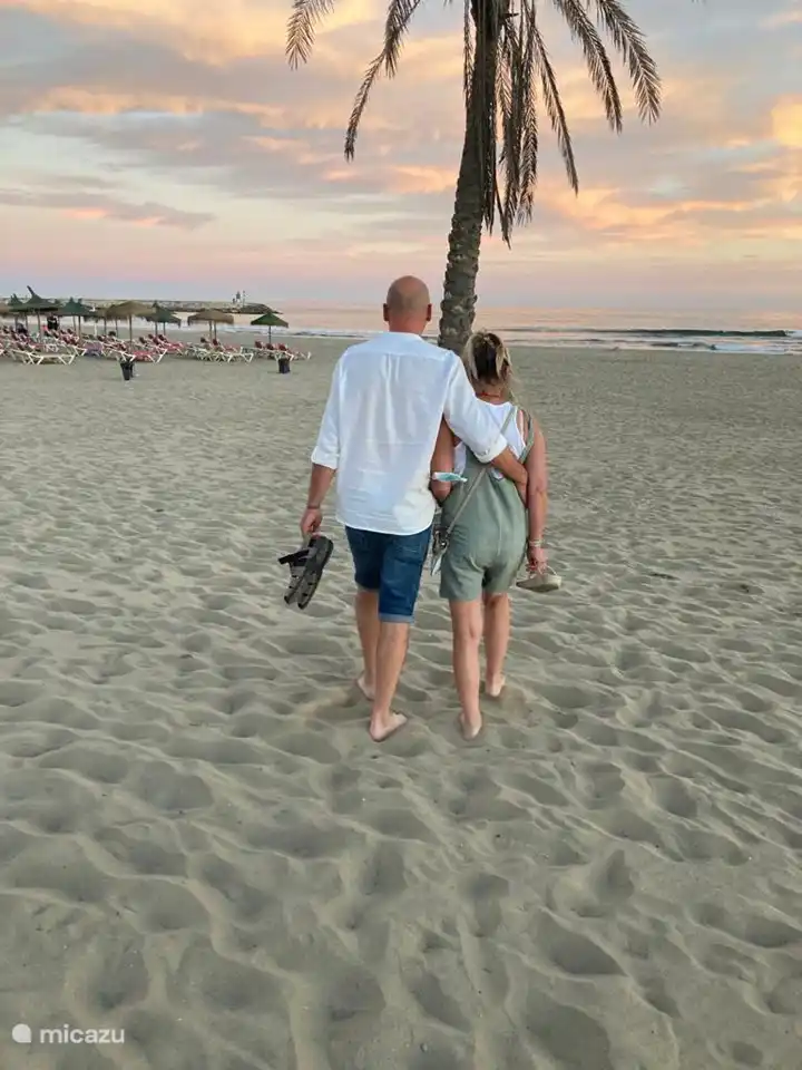 wandelen aan strand.