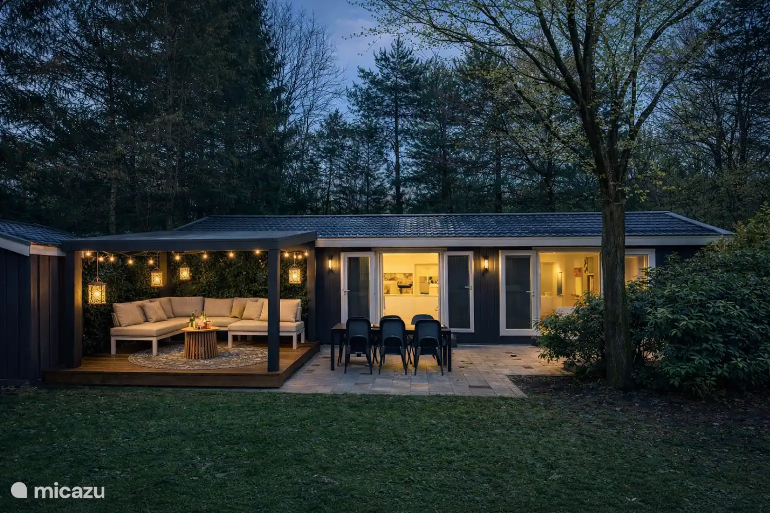 met de schemer zitten onder de pergola